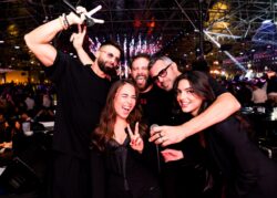 Gruppo di amici e performer in posa con il microfono sul palco