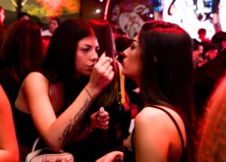 Ragazza ritocca il trucco all'amica durante la serata