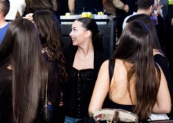 Gruppo di amiche brinda con i bicchieri tra le piante del locale