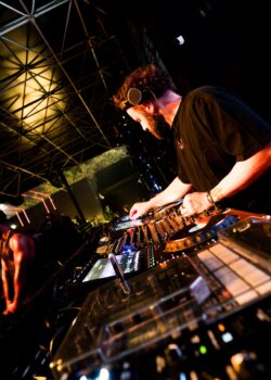 Dj al mixer ripreso dal basso sotto la struttura del soffitto