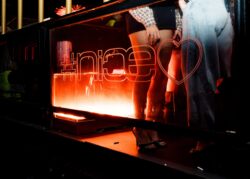 Insegna #nice con cuore su una teca illuminata di arancione