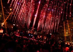 Installazione di luci rosse sospese sopra la pista vista in diagonale