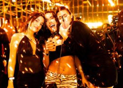 Gruppo di quattro amiche al bar con luci verdi