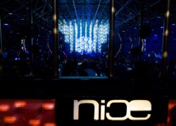 Insegna luminosa nice con il palco blu sullo sfondo